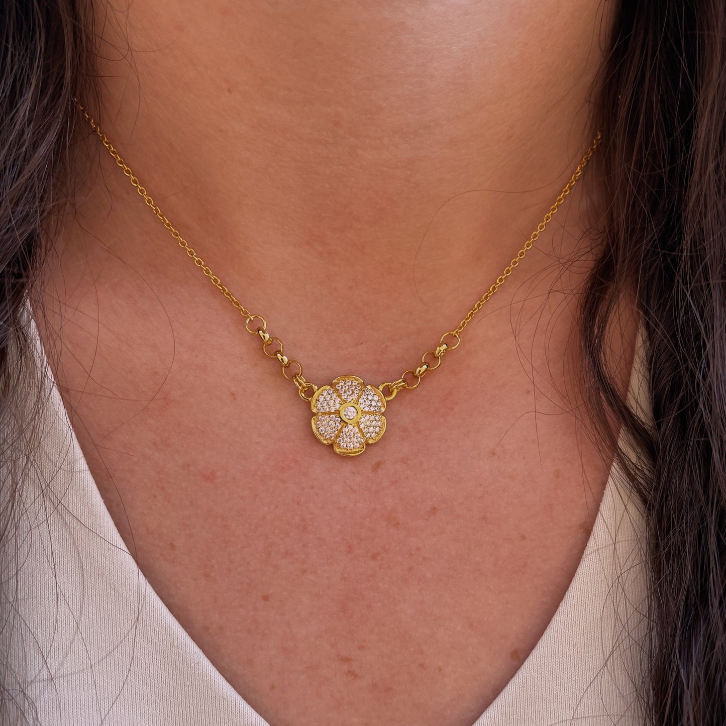 Collar de margaritas con pavé minimalista brillante de plata esterlina
