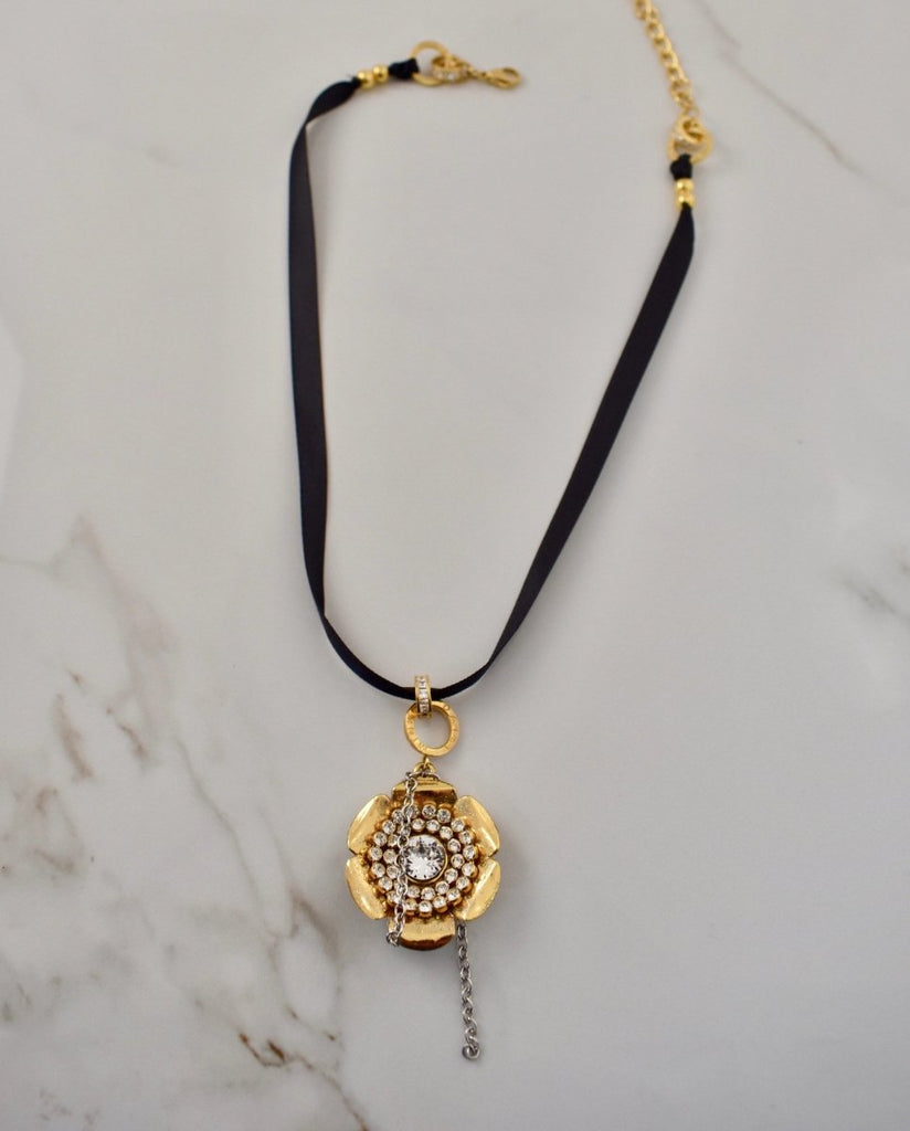 Sleek Black Vintage Gold Daisy Necklace - Minkaa Daisy